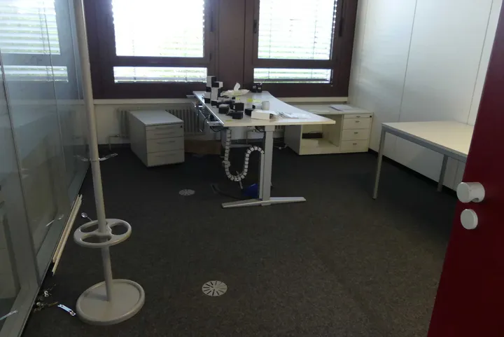 Rauminhalt mit 1x Schreibtisch, elektrisch höhenverstellbar